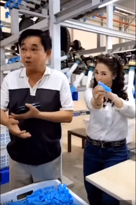 Khi đang sánh đôi cùng chồng thị sát hoạt động của nhà máy, xem xét thành phẩm, bà chủ khu du lịch Đại Nam đã có hành động rất trẻ con.