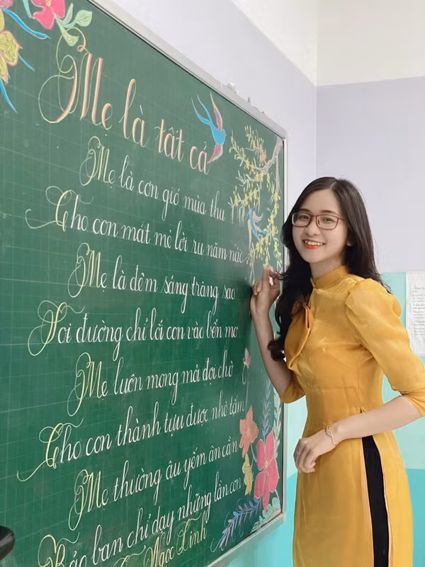 Bài thơ như biến thành một tác phẩm nghệ thuật với nét chữ sắc nét được ví như “rồng bay phượng múa”. Ngoài ra, nhan sắc xinh đẹp của cô giáo trẻ cũng được cộng đồng mạng chú ý hơn cả.