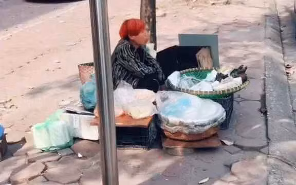 Hóa ra hình tượng của nhân vật này trên TikTok đều được dàn dựng bởi 1 ê kíp đứng đằng sau.