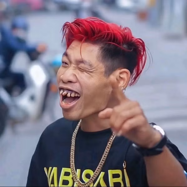 Không có ngoại hình nổi bật như đa phần các TikToker khác nhưng Thông Soái Ca vẫn hot với các video khoe xế xịn, đeo đồng hồ sang, chuyên nói chuyện với gái xinh.
