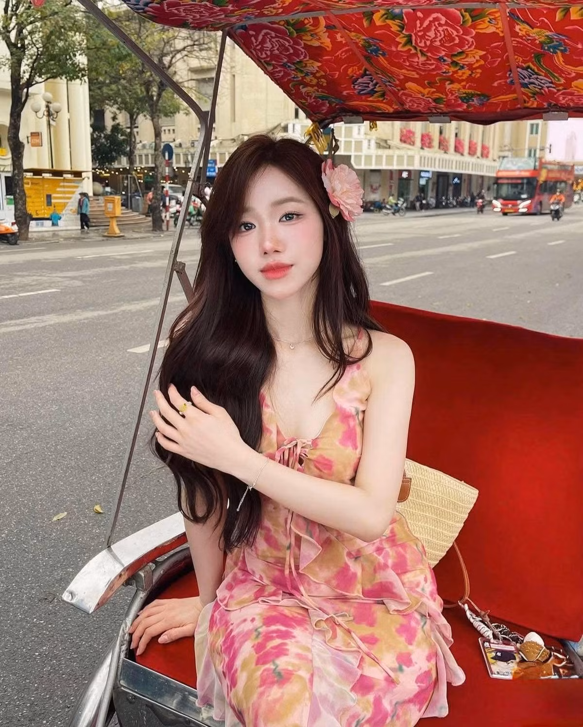 Meichan (tên thật Nguyễn Hà Trang, SN 2000, Hà Nội) hiện theo học chuyên ngành Truyền thông. Cô còn được biết đến là nhà sáng tạo nội dung với kênh YouTube thu hút gần 620 ngàn người theo dõi trên mạng xã hội.