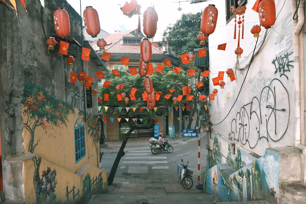 Dù dài chưa tới 50m nhưng con ngõ nhỏ trên phố Nguyễn Thiệp được trang hoàng lộng lẫy chào mừng Lễ Quốc khánh 2/9.