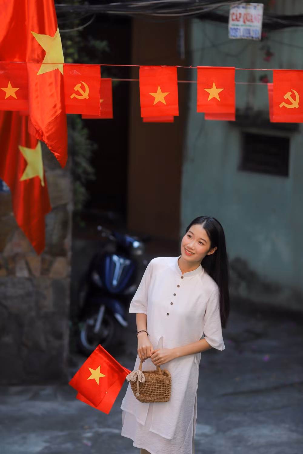 Vẻ đẹp riêng của con ngõ cờ hoa này đã lan truyền trên mạng xã hội và được nhiều bạn trẻ tìm đến chụp ảnh, check in dịp nghỉ lễ này.