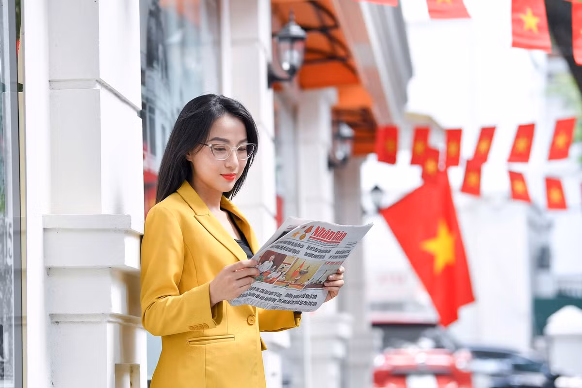 Trong những ngày chào mừng Lễ Quốc khánh 2/9, quán cafe báo Nhân Dân trang trí những lá cờ Tổ quốc để phục vụ những bạn trẻ tới check-in.