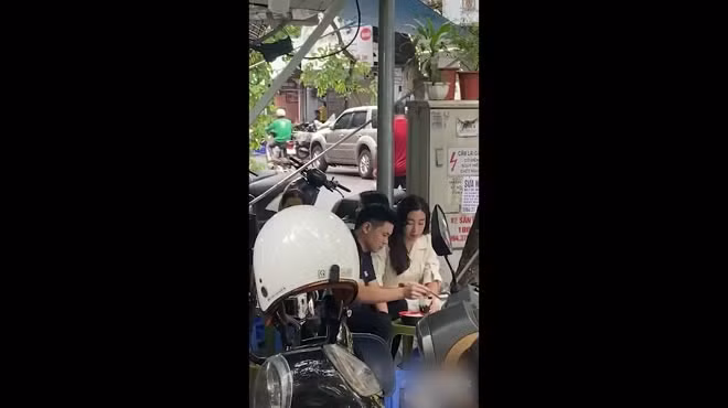 Cặp đôi ngồi tại một quán chè vỉa hè trên phố Hàng Gai, Hà Nội. Cả hai ăn mặc giản dị, ngồi sát nhau và liên tục trò chuyện.
