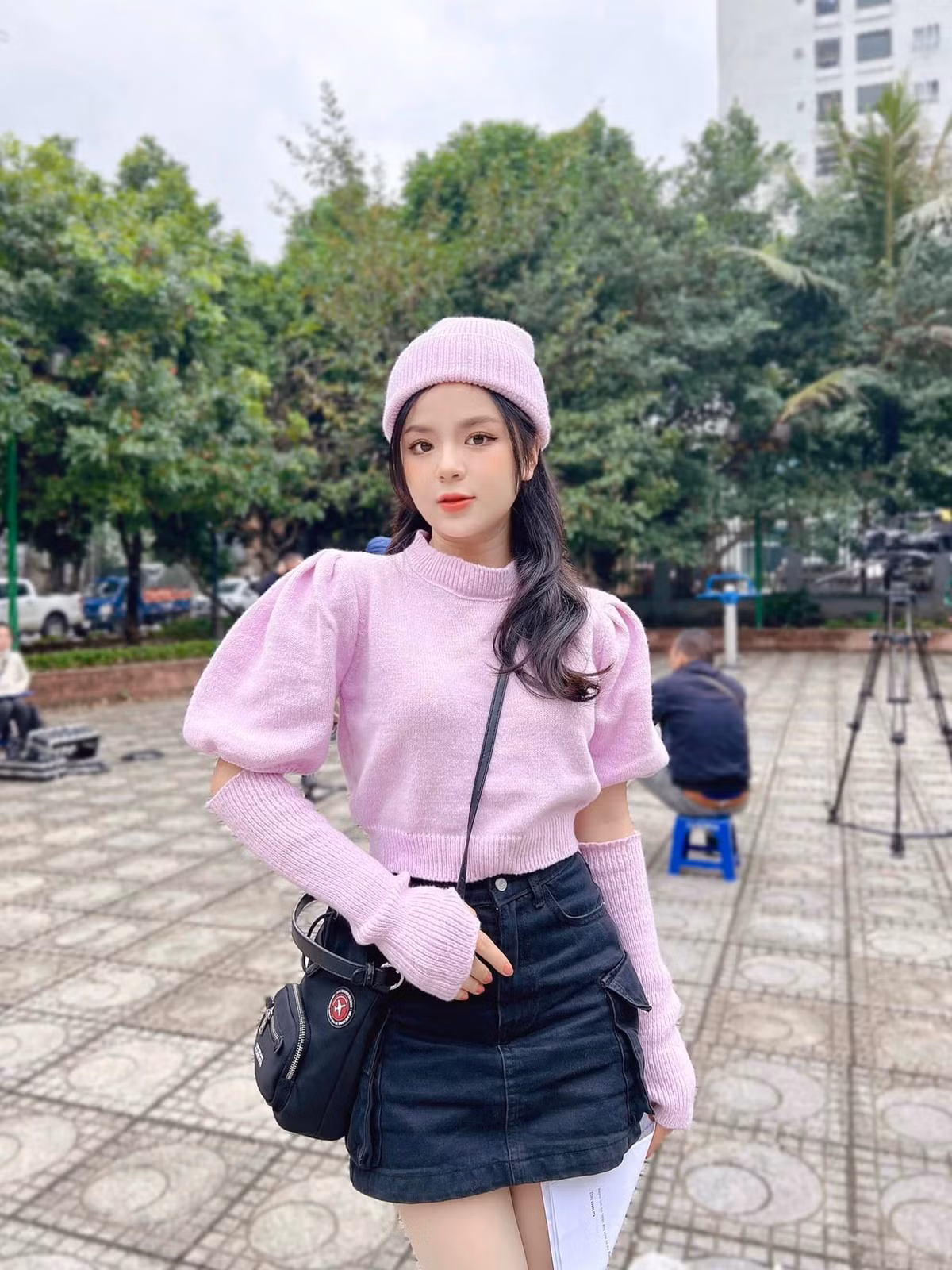 Trong chuyến du lịch tại Phú Quốc, MC VTV diện chiếc váy cut-out độc đáo, được nhiều người dí dỏm ví như “cái bang”.