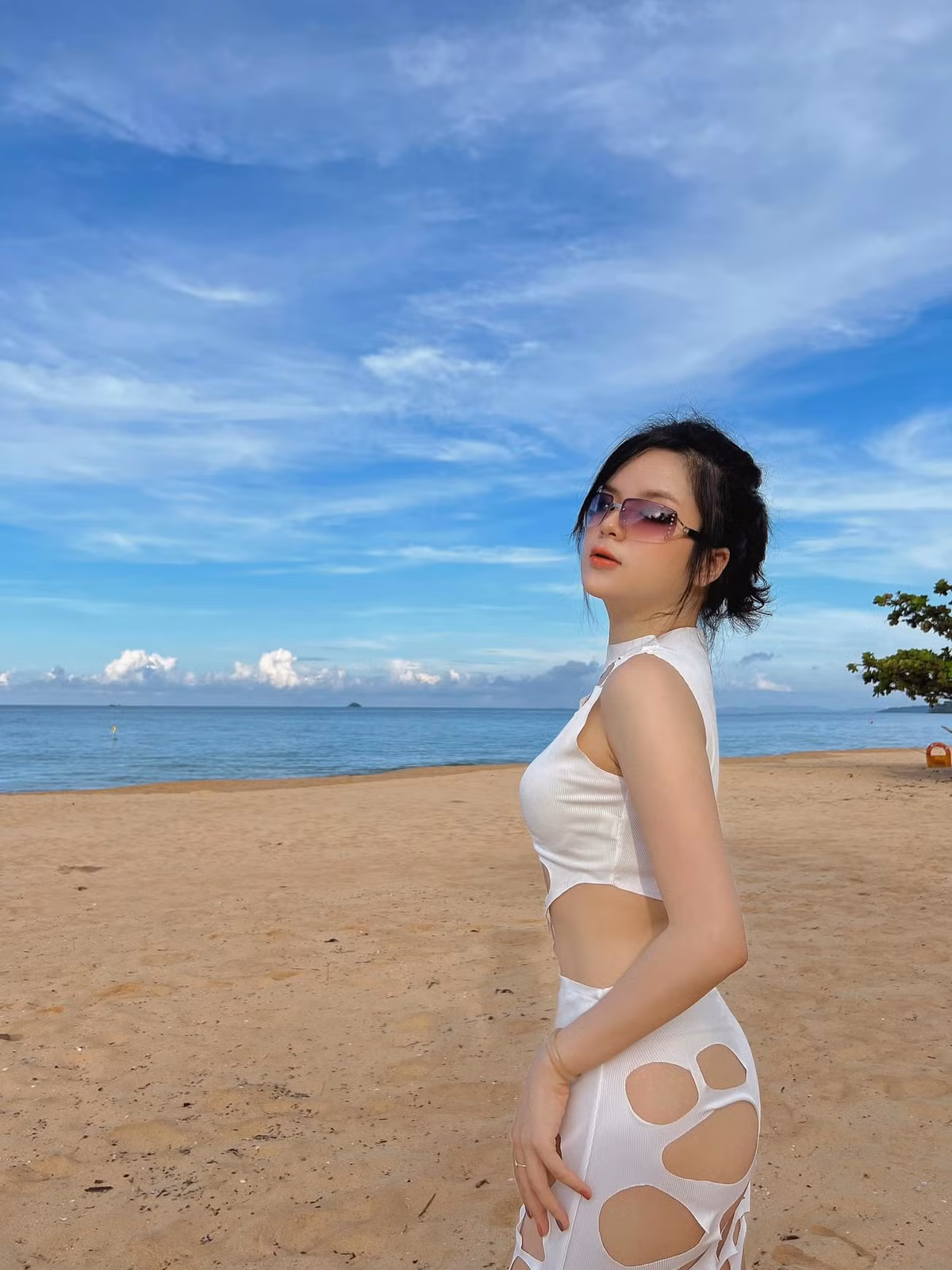 Khác với phong cách chỉn chu, thanh lịch lúc lên sóng, ghi hình thì ngoài đời, nữ MC chuộng những item quyến rũ nhưng vẫn trẻ trung.