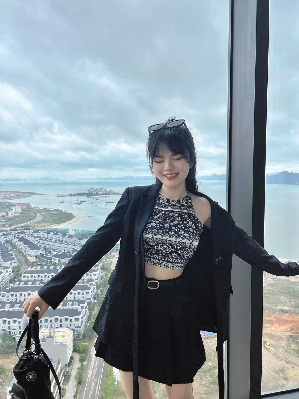 Nữ MC chia sẻ cô luôn cố gắng giữ mức cân cố định, nếu tăng cân sẽ giảm tinh bột, đồ ngọt, bữa tối có thể chỉ ăn hoa quả, ngũ cốc, sữa chua để đưa cơ thể về cân nặng cũ.