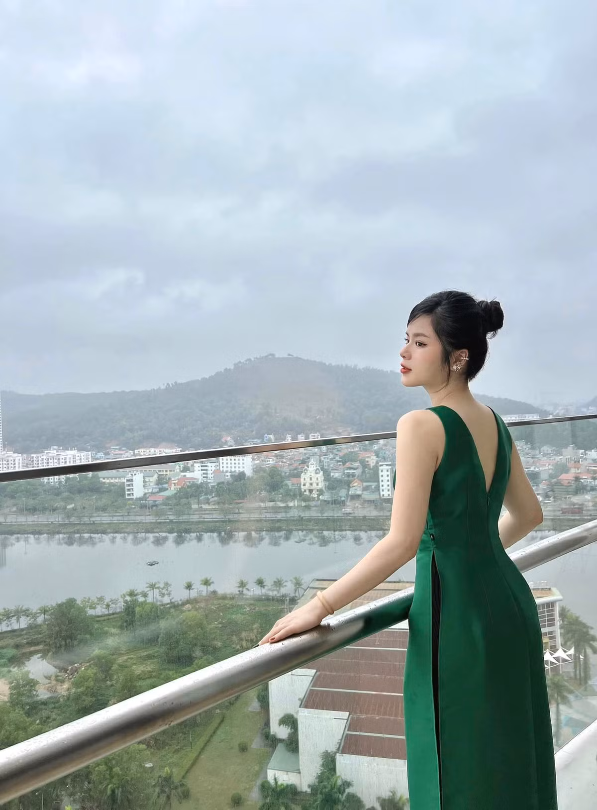 Trên trang cá nhân người đẹp 27 tuổi này khoe nhan sắc xinh đẹp cùng gu thời trang ấn tượng.