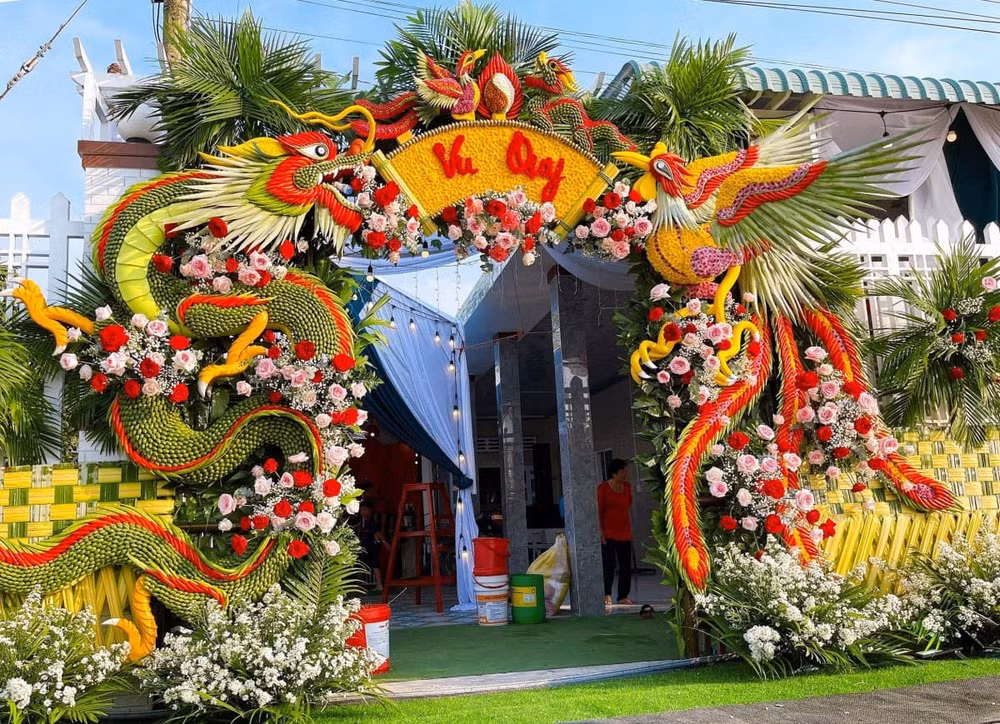  Đám cưới là một sự kiện vô cùng quan trọng nên các gia đình thường rất để ý đế khâu trang trí sao cho vừa đặc biệt, vừa hoành tráng, nhất là khu vực cổng cưới được dùng làm background chụp ảnh.