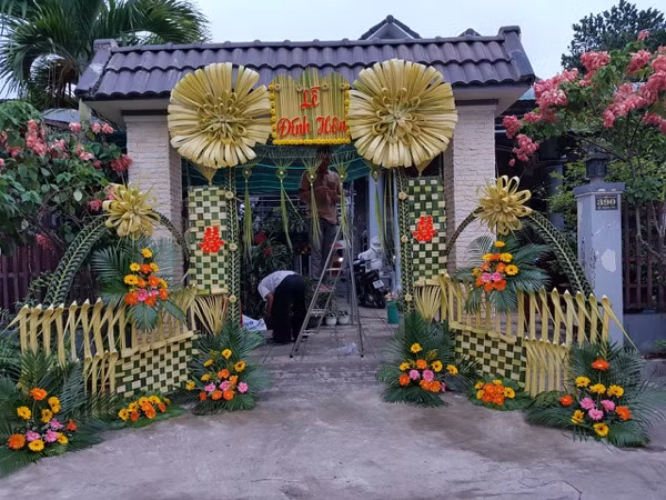 Có thể nói, cổng cưới chính là một trong những thứ tạo điểm nhấn đầu tiên, thu hút sự chú ý của khách đến dự tiệc cưới.