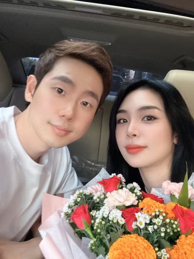 Thông tin xoay quanh vụ lùm xùm đời tư của hot TikToker kênh Chị Nổi (Hương Nổi) có 1,2 triệu followers (tên thật là Lan Hương, sinh năm 1993, Hải Phòng) trong khi chồng mới cưới của cô là Robin Shin (SN 1992, Hàn Quốc) chủ kênh có hơn 448.000 followers.