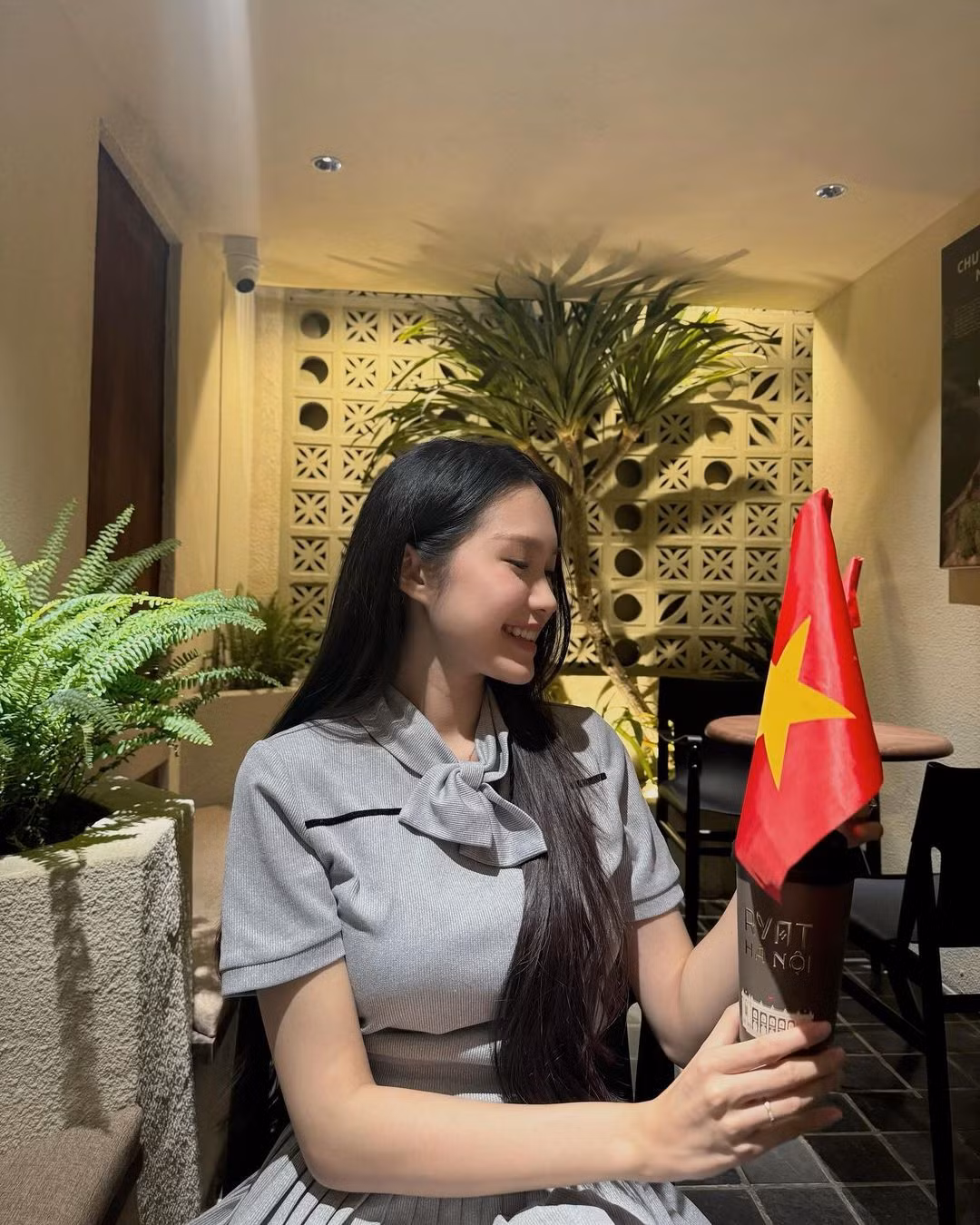 Mấy ngày lễ, Doãn Hải My khoe ảnh đi cafe. Nhan sắc mẹ bỉm được cư dân mạng nhận xét ngày càng thăng hạng sau sinh.