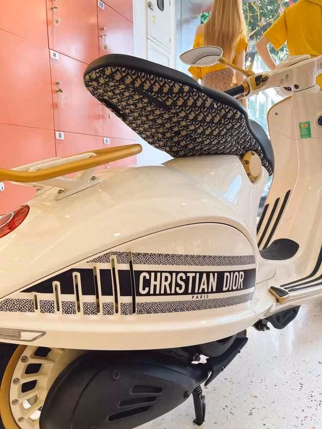 Theo tìm hiểu, chiếc Vespa 946 Christian Dior có giá niêm yết gần 700 triệu đồng, cả Việt Nam chỉ có 33 chiếc. Thậm chí, có người còn sẵn sàng bỏ số tiền gấp đôi giá, khoảng 1,4 - 1,5 tỷ đồng để rước "ẻm" về nhà.