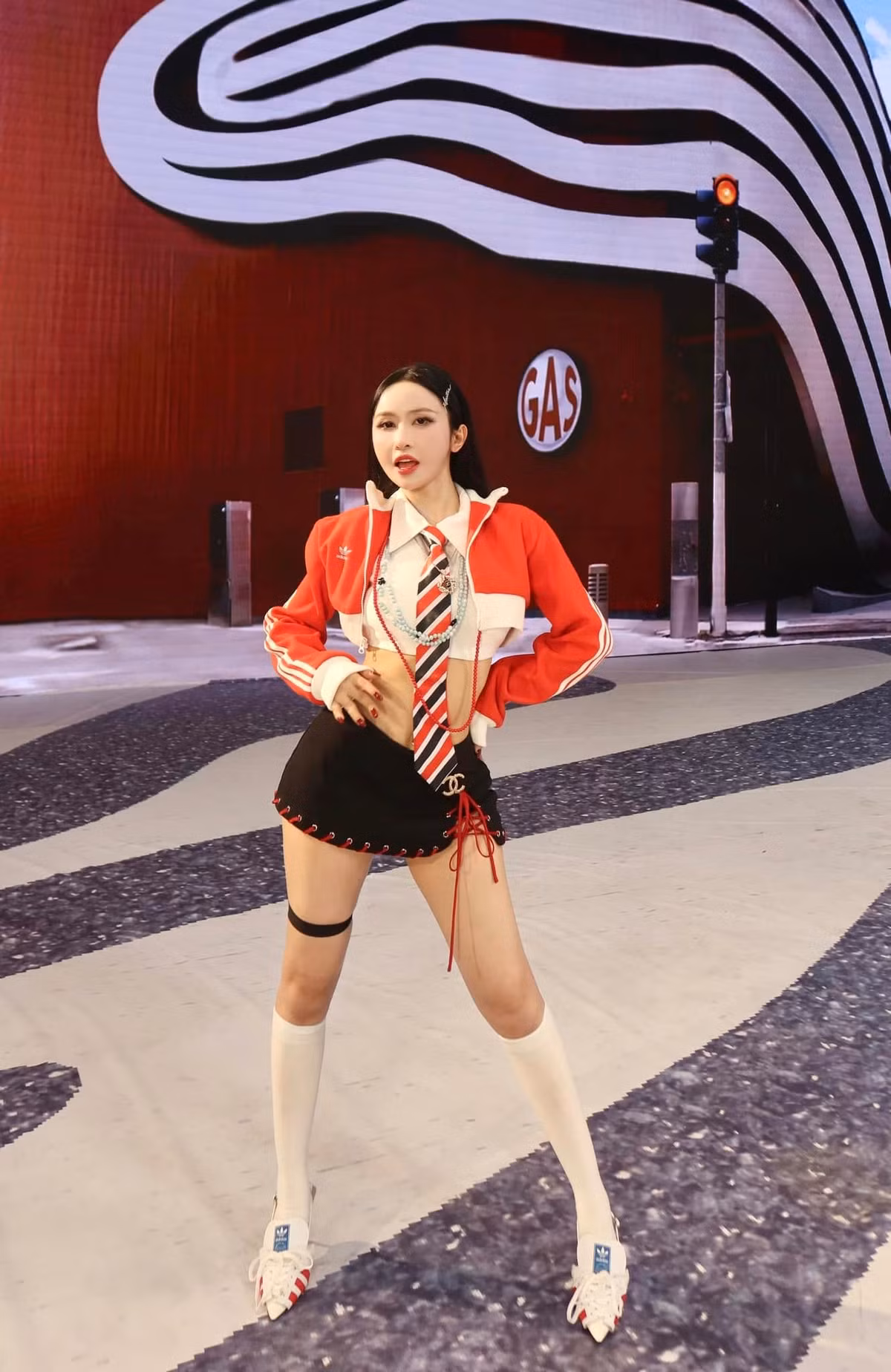 Thậm chí so với những hình ảnh được chính chủ được đăng tải lên MXH, nhìn vợ Minh Nhựa còn có phần tự nhiên và thân thiện hơn.