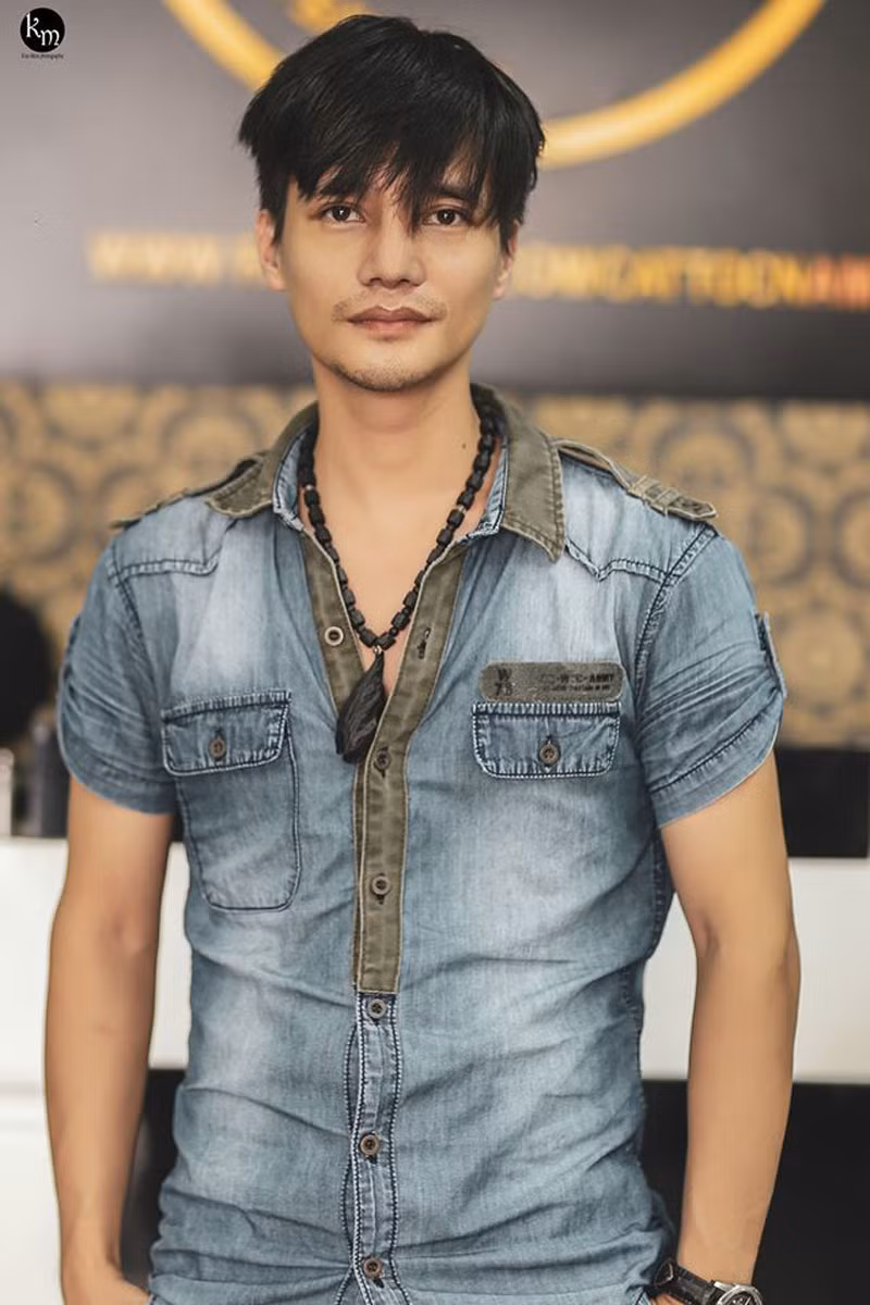 Trong bộ ảnh đánh dấu bước ngoặt nhan sắc, Lệ Rơi được nhận xét là sở hữu vẻ điển trai lai Tây.