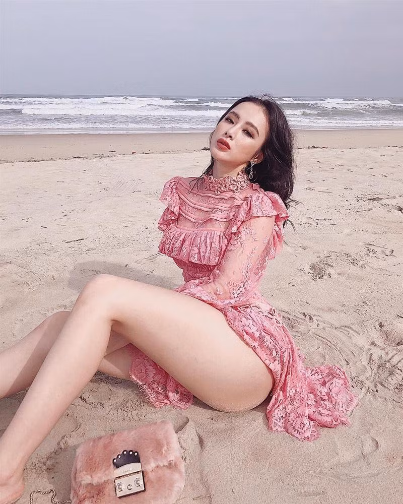 Chưa hết, nếu để ý kĩ những tông màu đồ tắm mà Angela Phương Trinh chọn cũng là những tông màu rất thời thượng như: cam đất, màu nude, đen.