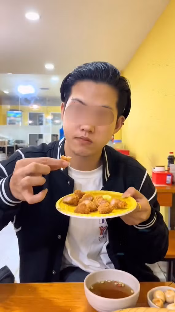 Người còn lại có nickname C.G.C.R. đang ồn ào khắp các group với màn khẩu chiến với quán chè C.H.