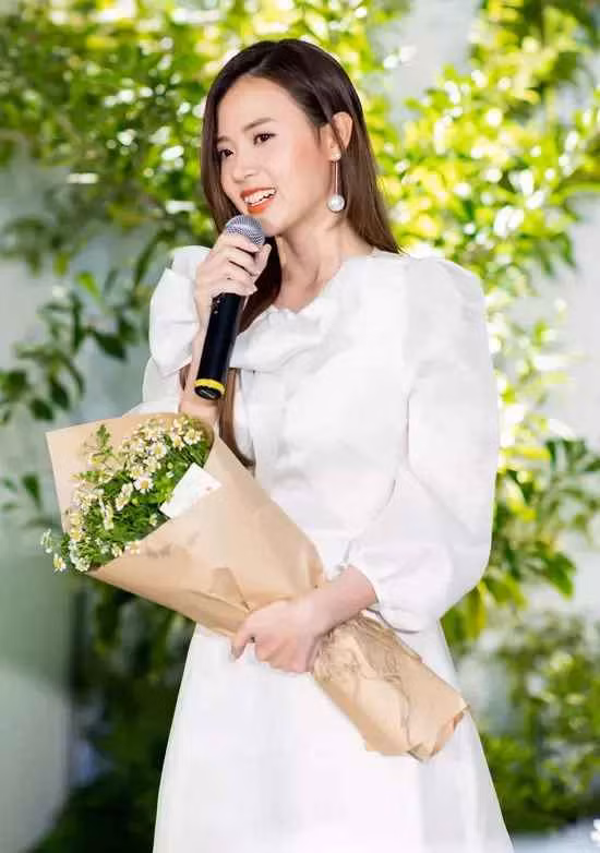 Đó là ảnh của hơn 10 năm trước, còn Midu của hiện tại ngày một trưởng thành, theo đuổi phong cách thời trang đa dạng, khi bánh bèo, lúc gợi cảm, khi lại cá tính.