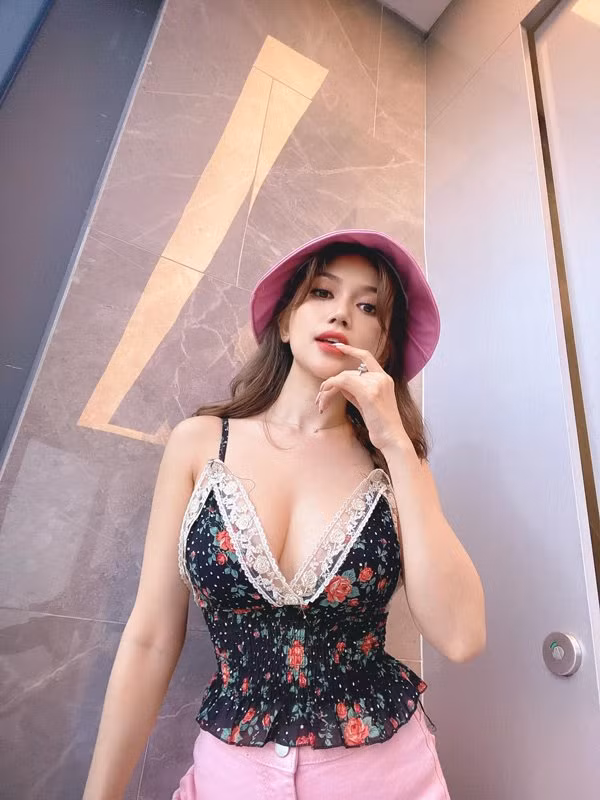 Bí kíp để giữ được thân hình "nét căng" như thế của ca sĩ Sĩ Thanh phải kể đến việc chăm chỉ tập yoga mỗi khi rảnh rỗi của cô nàng.