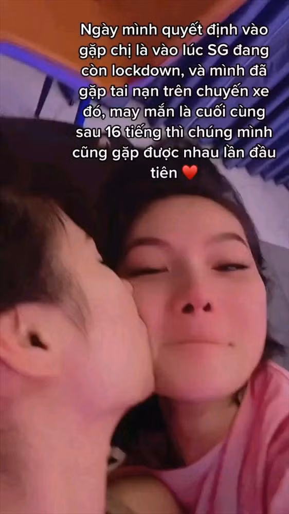 Thế nhưng, vừa nhận lời yêu cặp đôi đồng tính này đã phải tạm xa bởi 1 năm trước, Sài Gòn đang thực hiện giãn cách xã hội để phòng Covid-19.