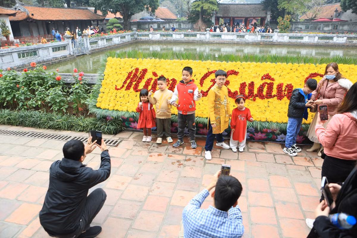 Dù khu vực bán vé mở 4 cửa để "giảm nhiệt" đường vào, nhưng người dân vẫn phải xếp hàng chờ đợi khá lâu. Nhiều du khách quốc tế cũng tới đây tham quan, du lịch, trải nghiệm không khí Tết cổ truyền Việt Nam.