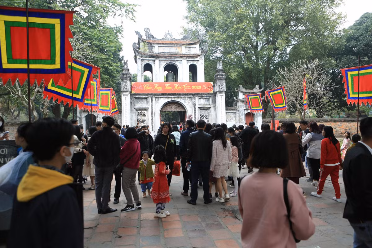 Từ lâu Văn Miếu - Quốc Tử Giám đã trở thành nơi người dân Hà Thành và các sĩ tử thường xuyên đến tham quan, dâng hương, du xuân và đặc biệt xin chữ đầu năm với mong muốn cầu một năm mới bình an.
