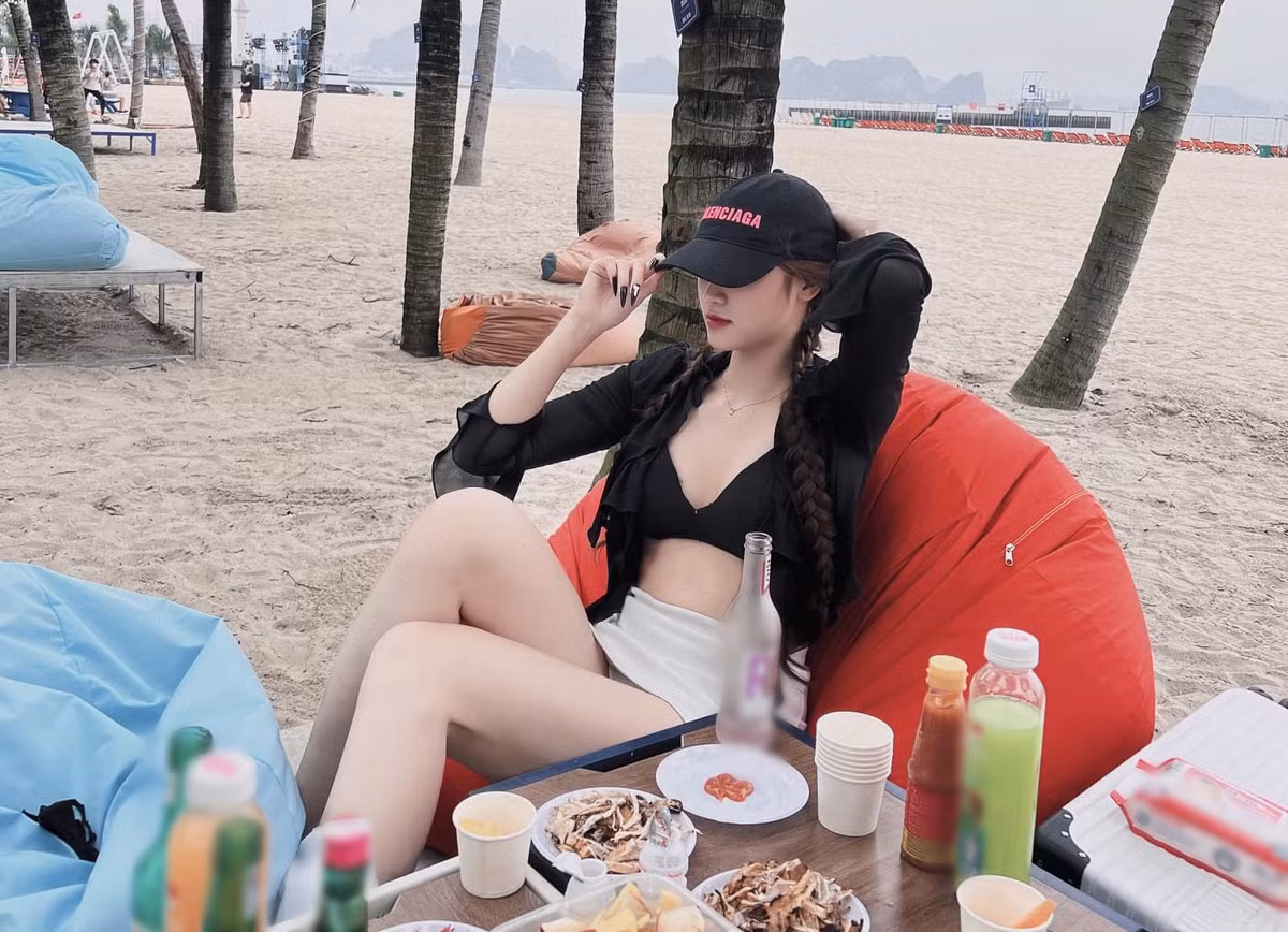 "Xin vía có dáng đẹp ạ", "Chân xuất sắc quá", "Mặc váy này tôn chân quá", "Body đẹp nhất",... là những bình luận khen ngợi của người hâm mộ những bức ảnh của VĐV đấu kiếm Ngô Hương.