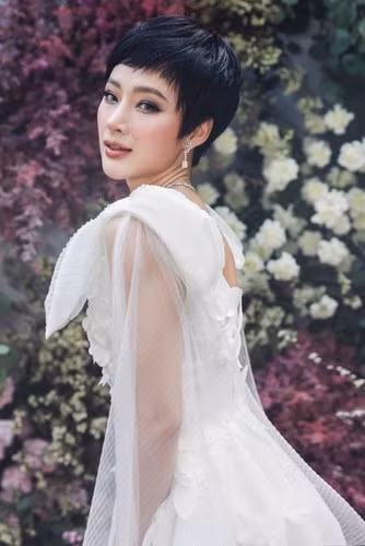 Angela Phương Trinh vốn xây dựng hình ảnh bốc lửa, gợi cảm những năm trước đây nên nhiều khán giả ngỡ ngàng khi cô đổi sang phong cách công chúa trong sự kiện mới nhất.