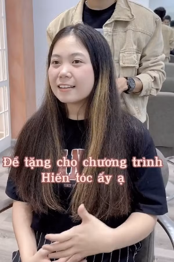 Những ai yêu mến Mạch Khanh chắc hẳn đều đã quen thuộc với hình ảnh gắn liền với mái tóc dài, khi thì được buộc rất chỉn chu, lịch sự trong bộ đồ phi công, lúc lại được thả bồng bềnh phù hợp với những set đồ thường ngày.