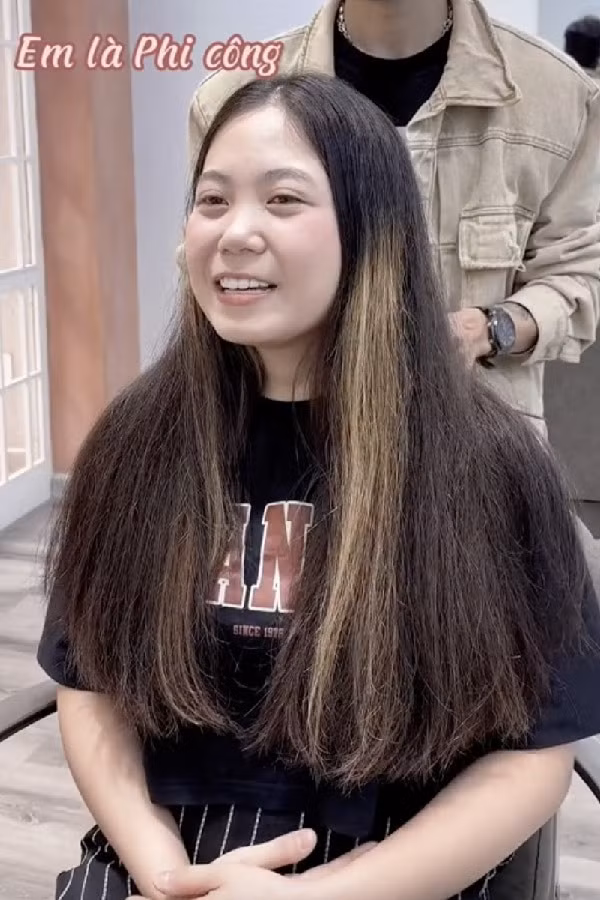 Cụ thể, theo đoạn clip, nữ phi công có tên Mạch Khanh chính là cô nàng tài năng từng chi ra gần 5 tỷ đồng để thực hiện ước mơ được bay lên trời cao của mình.