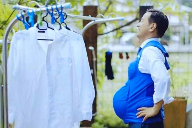 Mới đầu, mọi việc diễn ra khá thuận lợi và chàng trai này tỏ ra rất nhàn nhã, thoải mái. Thế nhưng, chỉ một lúc sau thì “bà bầu” đặc biệt này đã thấm mệt và thở phì phò dù chỉ đứng lên ngồi xuống. Ảnh minh họa.