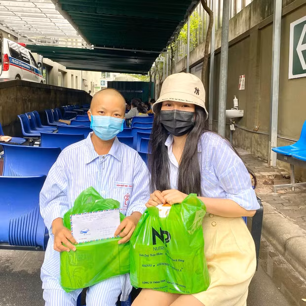 Thời gian này, mỗi ngày Diễm My đều rèn luyện sức khỏe, chăm hoa, nuôi mèo, nấu ăn để tinh thần luôn vui vẻ.