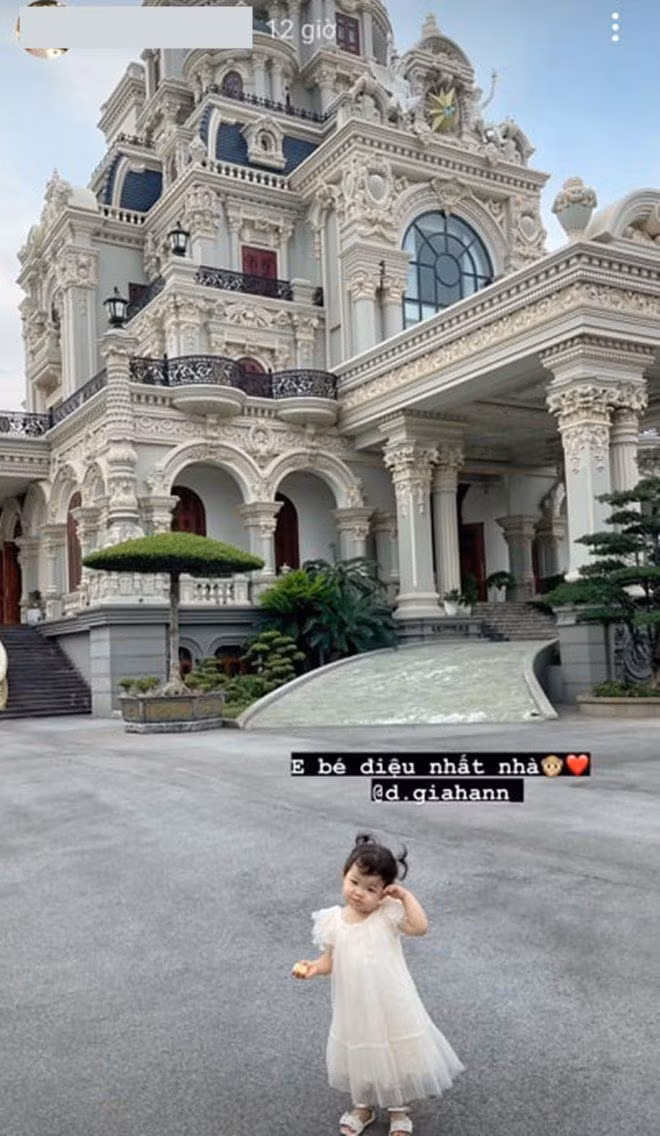 Thu Hương đã viết lên trang cá nhân đôi dòng về con gái nhỏ của mình: "Con là Hannah Đinh Gia Hân. Con chính là hồng ân, là món quà tuyệt đẹp nhất mà Thiên Chúa ban tặng cho ba mẹ. Cảm tạ hồng ân của Thiên Chúa, cảm ơn con vì đã là con gái của ba mẹ....