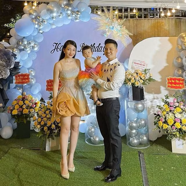 Ba mẹ có thể không hoàn hảo nhưng ba mẹ hứa những điều hoàn hảo nhất trên thế giới này ba mẹ sẽ mang đến cho con. Chúc mừng sinh nhật con gái yêu của ba Tĩnh, mẹ Hương. Ba mẹ yêu Hannah". Cô dâu Thu Hương viết trên trang cá nhân.