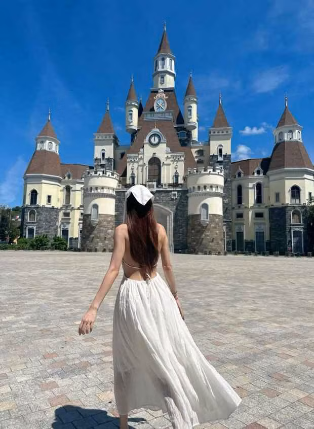 Không chỉ đi Hàn Quốc, trong tháng 2 em gái Công Vinh còn khoe ảnh đi du lịch khắp nơi