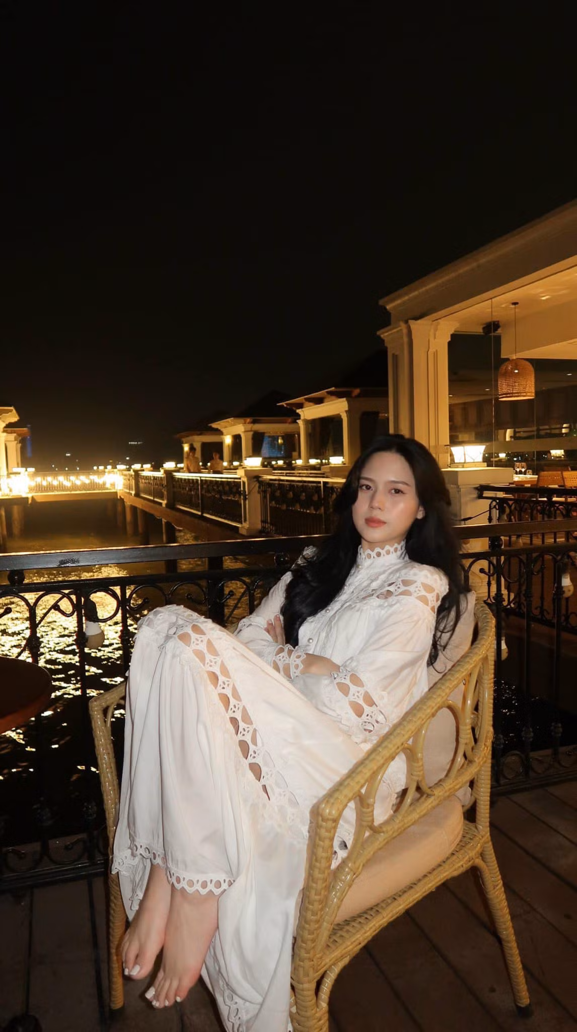 Ngoài đời, Uyên Kem ưu tiên lựa chọn các trang phục có thiết kế tối giản, tinh gọn.