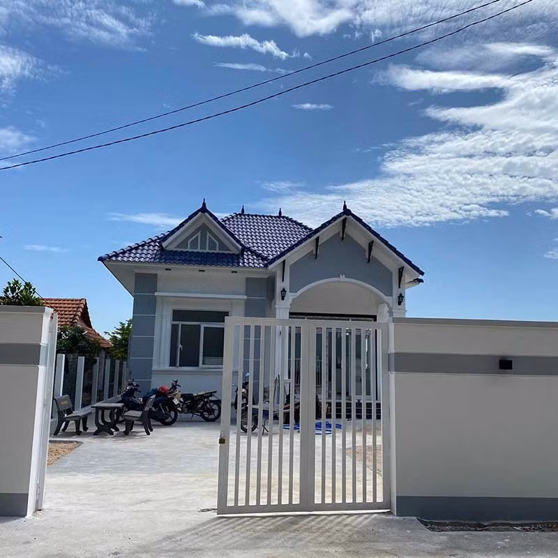 Cụ thể, căn nhà của Sô Y Tiết được xây dựng ở huyện Vân Canh, tỉnh Bình Định trên một mảnh đất rộng. Ngoài căn nhà mái thái khang trang, nam YouTuber còn có cả một khu vườn rộng mênh mông trồng rau củ và cây xanh bên cạnh.