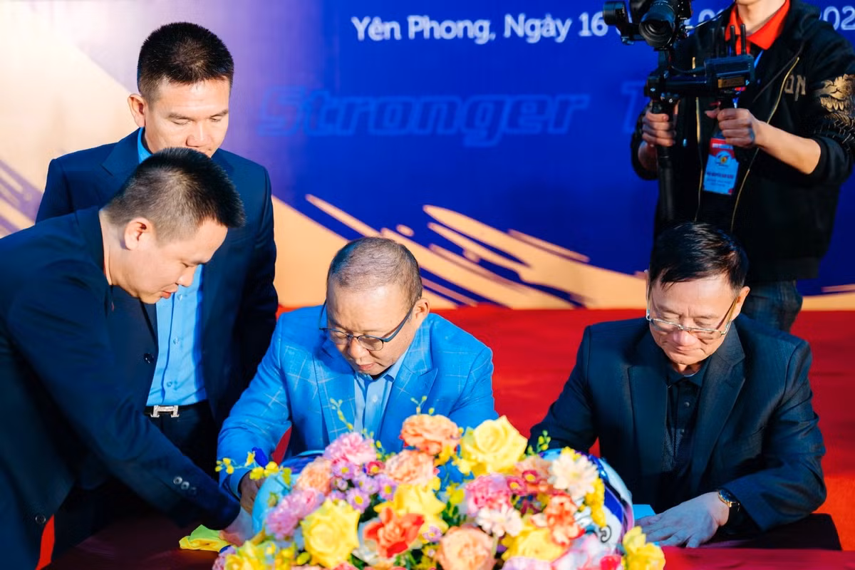 HLV Park Hang Seo tro lai voi bong da Viet Nam o cuong vi moi