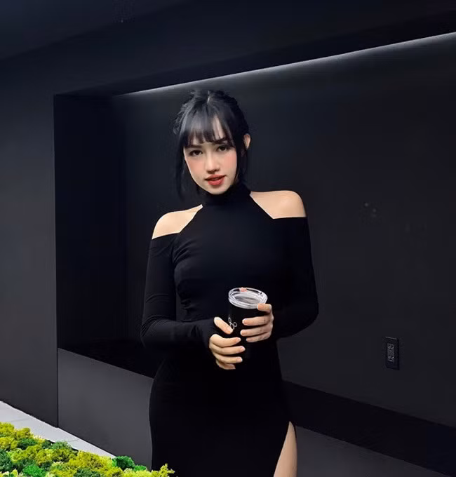 Tự miêu tả bản thân trong quá khứ, Trúc Quỳnh cho biết: "Mình không quá gầy hay quá béo nhưng nhìn mình rất buồn cười. Khuôn mặt không cân đối, răng thì khấp khểnh, mình còn có thời gian bị dị ứng, mặt nổi mẩn, trông rất tệ".