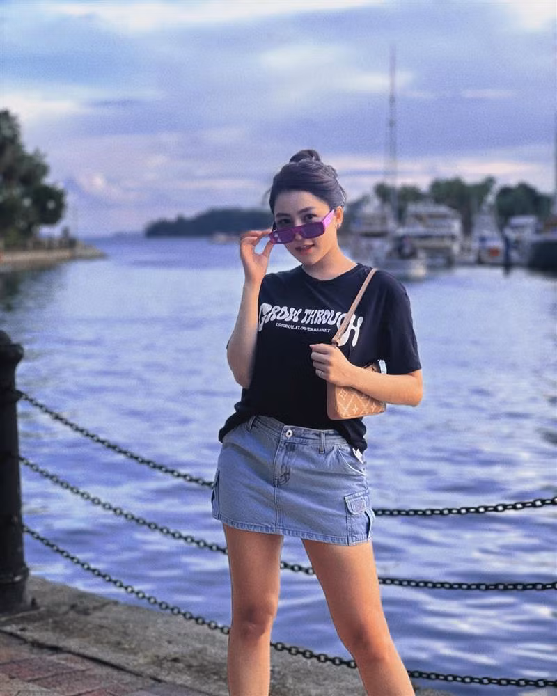 Trâm Anh nổi lên từ chương trình "Nóng Cùng World Cup" và gameshow hẹn hò cùng Pew Pew. Nhờ đó mà cô nhanh chóng trở thành hot girl đắt show chụp hình, quảng cáo.