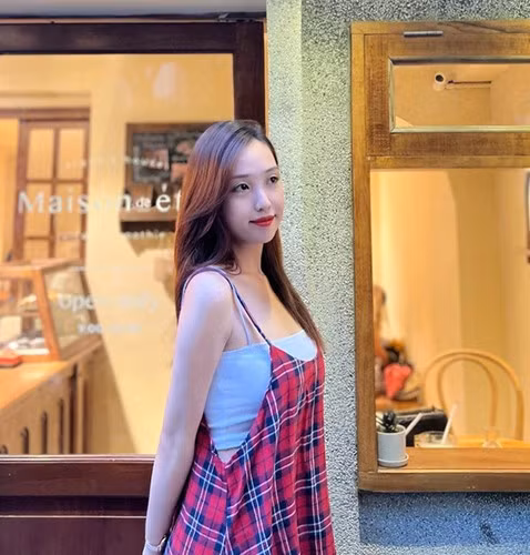 Bạn gái Văn Chuẩn được nhận xét có gương mặt thanh tú, vóc dáng gợi cảm. Trong mỗi dịp đi nghỉ dưỡng, cô không ngại diện các thiết kế cắt xẻ.