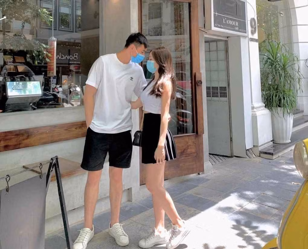 Cộng đồng mạng cho rằng, Văn Chuẩn và bạn gái có thể đã quen nhau từ năm 2020. Đây là thời điểm cầu thủ quê Tuyên Quang bắt đầu đăng ảnh Dương Hà lên trang cá nhân.