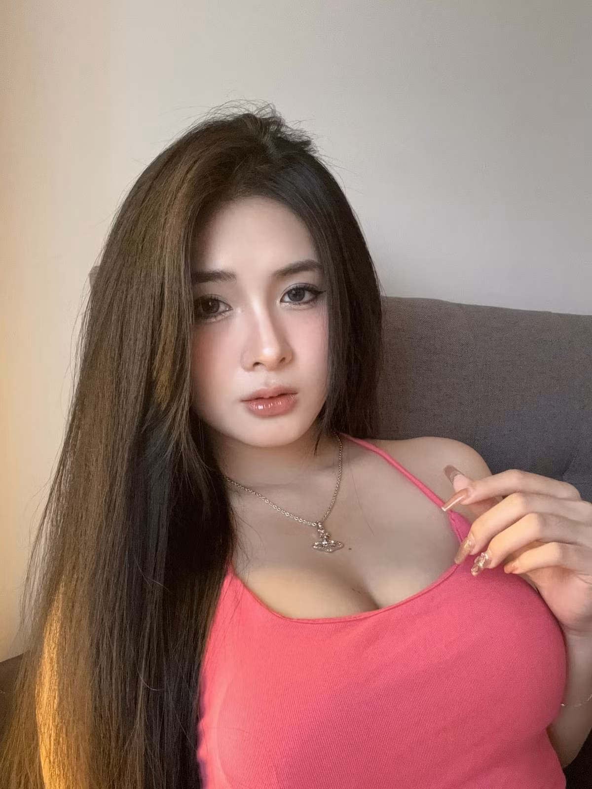 Chưa hết, nàng hot girl còn tự tay "tác động" vào mũi để chứng minh bộ phận này không hề hấn gì.