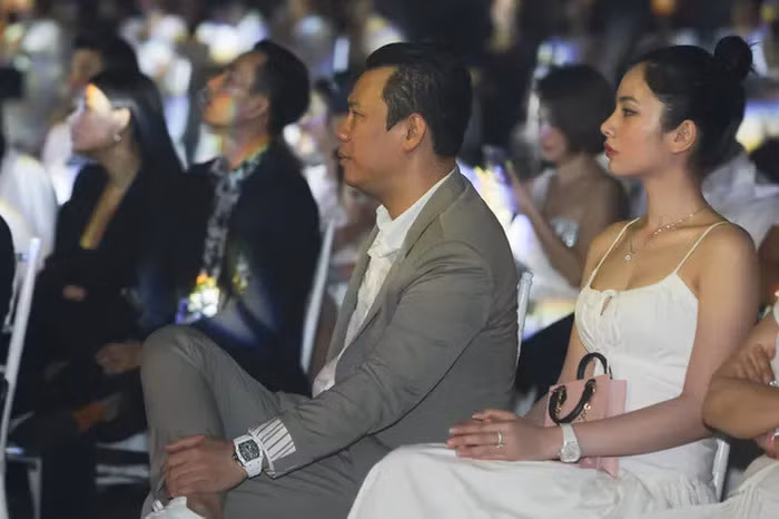 Dù chưa một lần lên tiếng công khai mối quan hệ, doanh nhân Đức Huy và tình trẻ thường xuyên lộ "hint" hẹn hò, góp mặt cùng nhau trong các sự kiện.