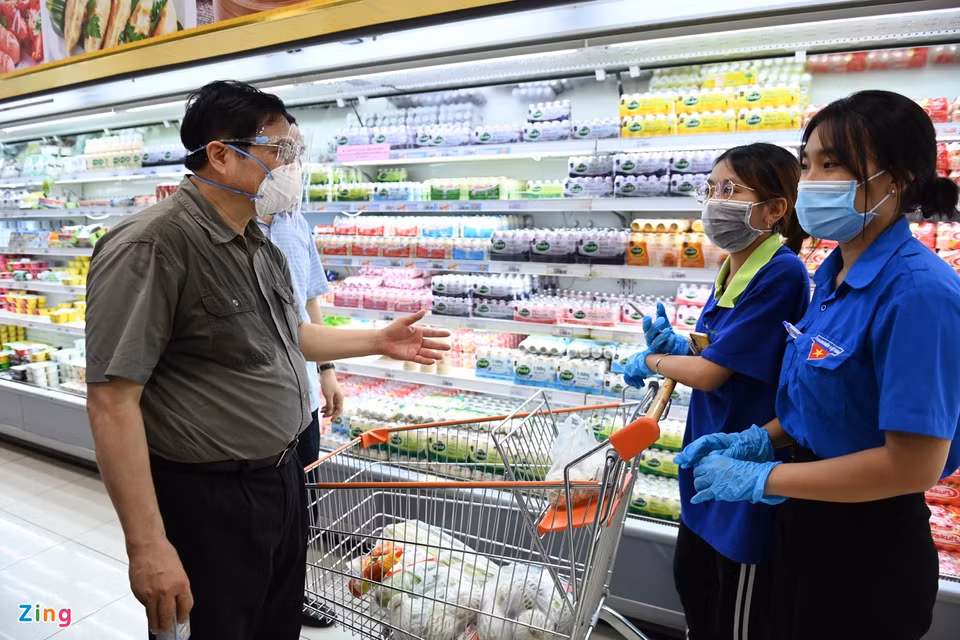 Tại Co.opXtra Phạm Văn Đồng ở phường Hiệp Bình Chánh, TP Thủ Đức, đại diện siêu thị khẳng định hàng hóa trong hệ thống luôn dồi dào. Thủ tướng nhấn mạnh: "TP.HCM phải đảm bảo lương thực, thực phẩm để người dân yên tâm ở nhà".