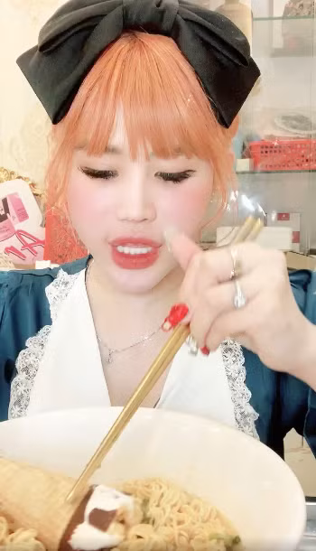 Tranh cãi nổ ra khi thay vì "đi ra đi vào" phòng thay đồ hay né ống kính livestream, Trần My lại "hồn nhiên" thay đồ ngay trước sóng livestream.