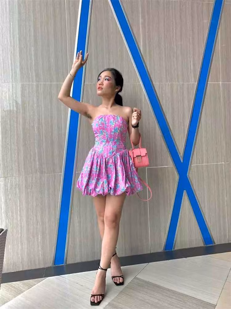Trên trang Facebook mới đây, hot TikToker Lê Thụy khiến dân mạng "há hốc mồm" với độ lầy lội có 1-0-2. Theo đó, cô nàng khoe lên đồ cosplay Harley Quinn. Nhưng phiên bản Harley Quinn "copy" này nó lạ lắm.