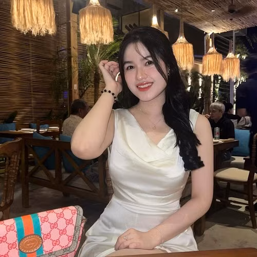 Gái xinh của chương trình "Bạn muốn hẹn hò" chia sẻ trên story bức ảnh bó hoa hồng lớn với chú thích: “Ai tặng em hoa to thế”, “Bự gì đâu á” cùng hộp socola ngọt ngào.