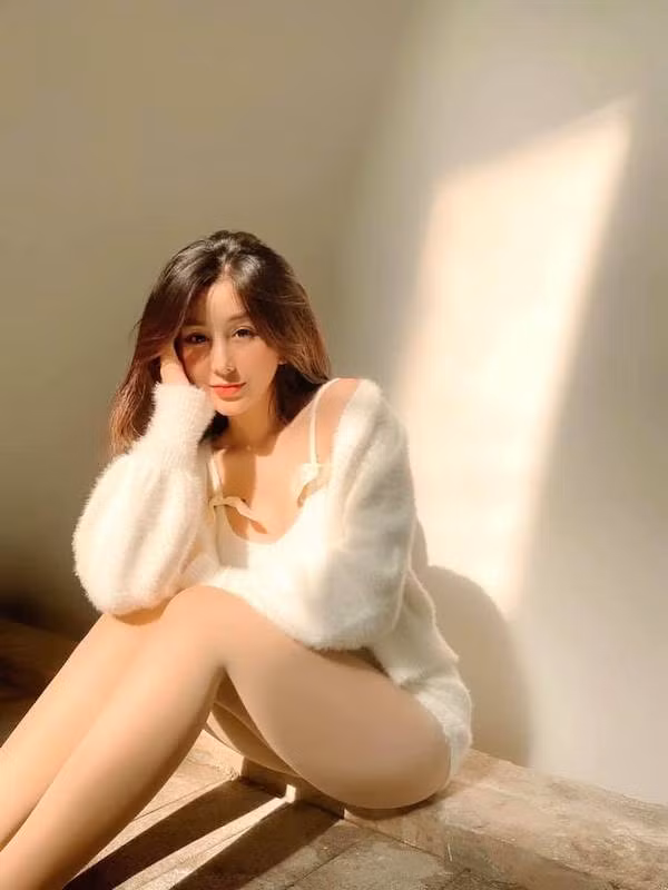 Hot girl Võ Ngọc Trân là cái tên được cộng đồng mạng chú ý sau bức ảnh tạo dáng khoe vòng 1 nảy nở với hơn 650.000 lượt theo dõi trên Instagram, lượng fans đông không thua kém các ngôi sao giải trí hàng đầu.